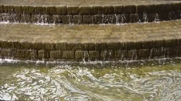 Flytande Vatten Reflekterande Solljus Fontän Som Finns Tyskland — Stockvideo