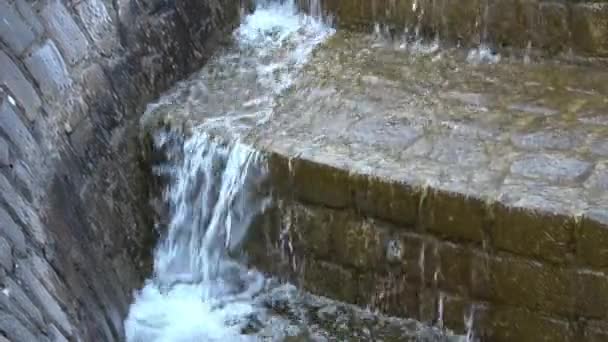 Zwevend Water Dat Zonlicht Weerkaatst Een Fontein Gevonden Duitsland — Stockvideo