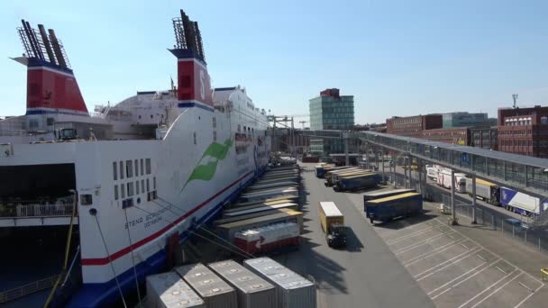ドイツのキール港で シュヴェデンカイのスウェーデンへのフェリーのロード — ストック動画