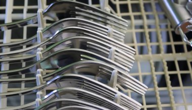 Bulaşık makinesine ve bulaşık makinesine odaklan. Temiz ve taze tabaklar.