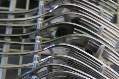 Bulaşık makinesine ve bulaşık makinesine odaklan. Temiz ve taze tabaklar.