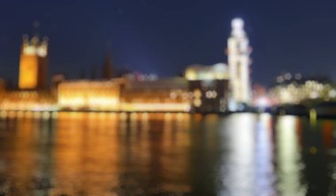Geceleri mimarinin bulanık odak arkaplanı. Bokeh ve ışık ile soyut kavram.