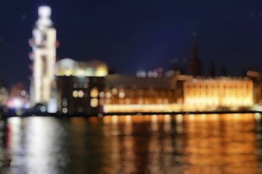 Geceleri mimarinin bulanık odak arkaplanı. Bokeh ve ışık ile soyut kavram.