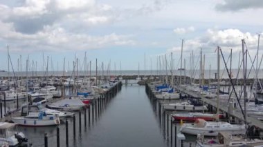 Almanya 'da Kiel yakınlarındaki Schilksee limanında bir sürü tekne var. Olumlu yelkencilik