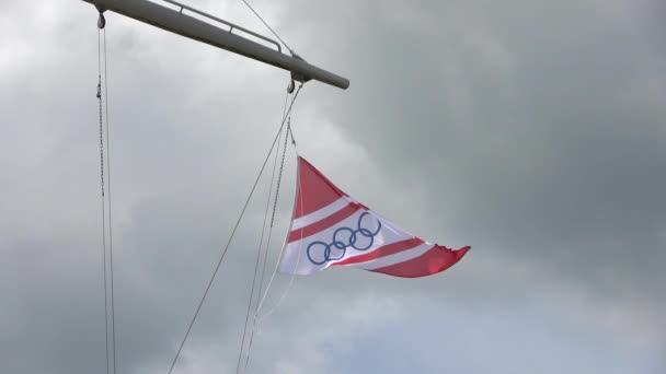 Bandera Olímpica Asta Bandera Moviéndose Viento Contra Cielo — Vídeos de Stock