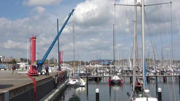 Veel Boten Jachthaven Schilksee Vlakbij Kiel Duitsland Olmypisch Zeilen — Stockvideo