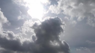 Parlak güneş ışınlarının güzel manzarası, mavi gökyüzünde parlayan mercekler ve bulutlar.