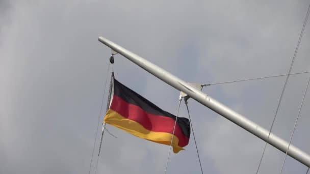 Flaga Niemiec Maszcie Flagowym Poruszającym Się Wietrze Pod Niebem — Wideo stockowe