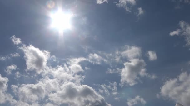 Bela Vista Raios Sol Brilhantes Com Algumas Chamas Lente Nuvens — Vídeo de Stock