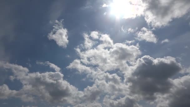 Parlak Güneş Işınlarının Güzel Manzarası Mavi Gökyüzünde Parlayan Mercekler Bulutlar — Stok video