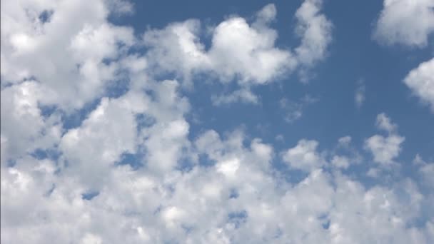 Time Lapse Beautiful Fluffy White Beautiful Cloud Formations Deep Blue — Vídeos de Stock