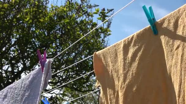 Farbige Handtücher Bewegen Sich Einem Sonnigen Tag Mit Blauem Himmel — Stockvideo