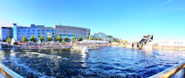 Bulanık odak arkaplanı. Festivalde insanlarla birlikte Almanya 'da Kiels haftası. Bokeh ve ışık ile soyut kavram.