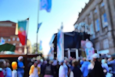 Bulanık odak arkaplanı. Festivalde insanlarla birlikte Almanya 'da Kiels haftası. Bokeh ve ışık ile soyut kavram.