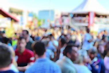 Bulanık odak arkaplanı. Festivalde insanlarla birlikte Almanya 'da Kiels haftası. Bokeh ve ışık ile soyut kavram.