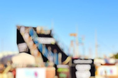 Bulanık odak arkaplanı. Festivalde insanlarla birlikte Almanya 'da Kiels haftası. Bokeh ve ışık ile soyut kavram.