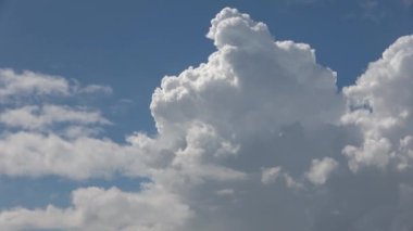 Fırtınadan önce oluşan büyük bulut oluşumlarının zaman atlaması.