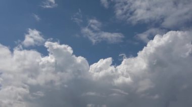 Fırtınadan önce oluşan büyük bulut oluşumlarının zaman atlaması.