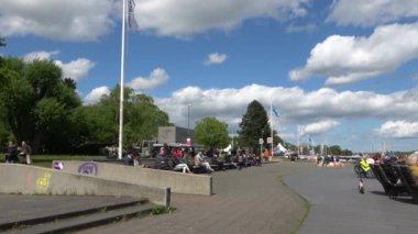 Kiel, Almanya - 27 Mayıs 2021: Kordemik salgın sırasında güneşli bir günde Kiel Almanya 'da bir çok insan baltık deniz yolunda yürüyor