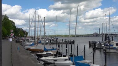 Kiel, Almanya - 27 Mayıs 2021: Kordemik salgın sırasında güneşli bir günde Kiel Almanya 'da bir çok insan baltık deniz yolunda yürüyor