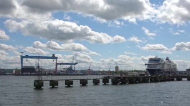 Almanya 'da Kiel Limanı' ndaki Mein Schiff 1 adlı büyük Alman yolcu gemisinde zamanaşımı görüntüsü