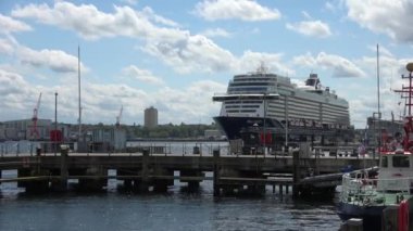 Almanya 'da Kiel Limanı' ndaki Mein Schiff 1 adlı büyük Alman yolcu gemisinde zamanaşımı görüntüsü