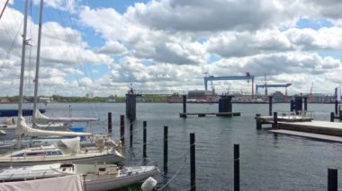 Almanya 'nın Kiel limanında Mein Schiff 1 adlı büyük Alman yolcu gemisi.