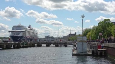 Almanya 'nın Kiel limanında Mein Schiff 1 adlı büyük Alman yolcu gemisi.