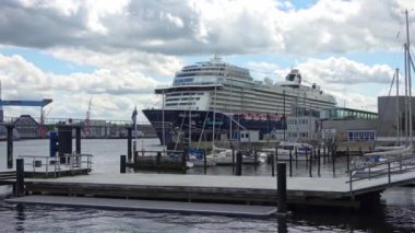 Almanya 'da Kiel Limanı' ndaki Mein Schiff 1 adlı büyük Alman yolcu gemisinde zamanaşımı görüntüsü