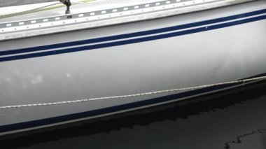 Almanya 'nın Kiel limanındaki Baltık Denizi sularında tekne ve iskeledeki deniz manzarası