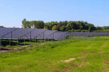 Kuzey Avrupa 'daki büyük bir parkta güneş modülleriyle temiz enerji üretiyor..
