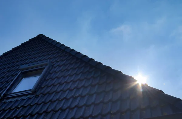 Okno Dachowe Stylu Velux Czarnymi Dachówkami — Zdjęcie stockowe