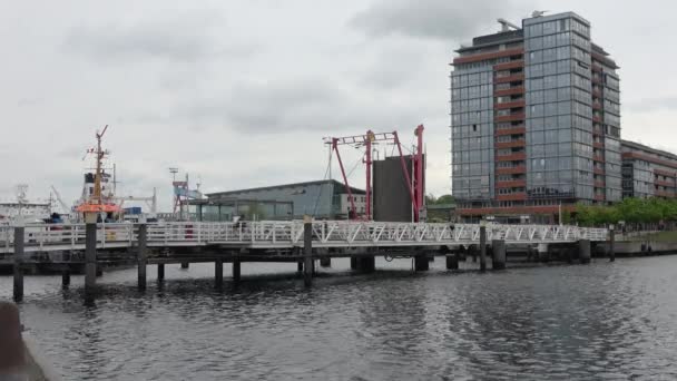 Θέα Στη Γέφυρα Pedestian Στο Λιμάνι Του Kiel Στη Γερμανία — Αρχείο Βίντεο