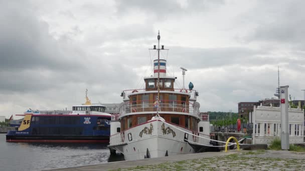 Vista Perto Velho Barco Turístico Chamado Freya Atracado Kiel Alemanha — Vídeo de Stock