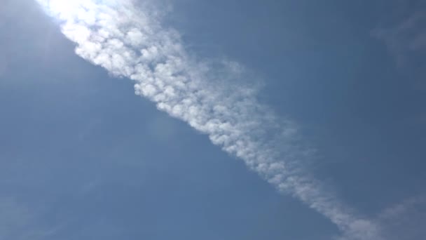 Upływ Czasu Pięknych Białych Formacji Chmur Głębokim Błękitnym Letnim Niebie — Wideo stockowe