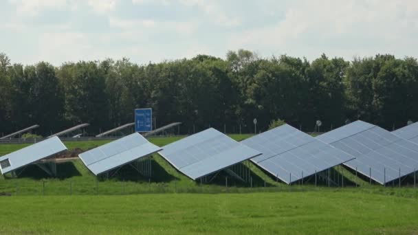 德国高速公路上的工业用太阳能电池板上 汽车经过的景象 — 图库视频影像