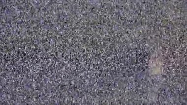 Beyaz gürültü gösterilirken bir plazma televizyonundaki görüntüyü kapat