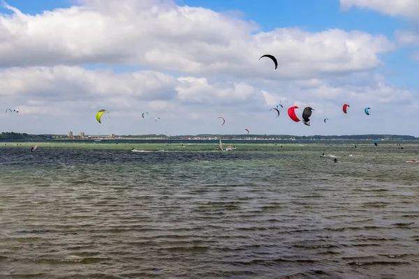 Veel Kitesurfen Het Oostzeestrand Van Laboe Duitsland Een Zonnige Dag — Stockfoto