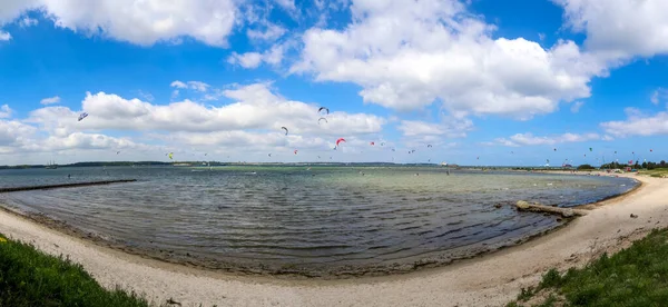 Πανόραμα Της Δραστηριότητας Kite Surfing Στη Βαλτική Θάλασσα Παραλία Του — Φωτογραφία Αρχείου