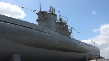 Güneşli bir günde Almanya 'nın Laboe plajındaki U-995 denizaltısının hızlandırılmış görüntüsü.