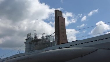 Güneşli bir günde Almanya 'nın Laboe plajındaki U-995 denizaltısının hızlandırılmış görüntüsü.