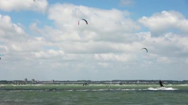 Güneşli bir günde Almanya 'daki Laboe Baltık Denizi sahillerinde bir sürü uçurtma sörfü etkinliği var.