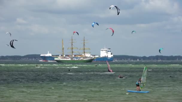 Kite Surfing Δραστηριότητα Μπροστά Από Μεγάλα Φορτηγά Πλοία Στην Παραλία — Αρχείο Βίντεο