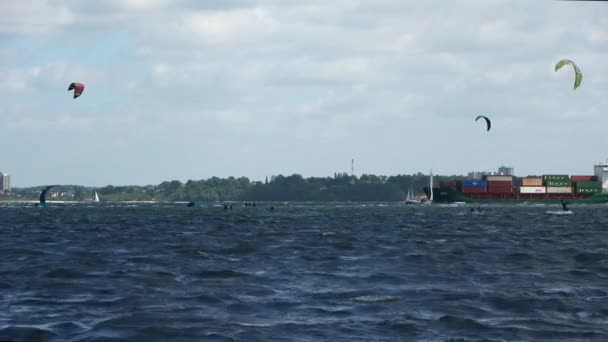 Vliegersurfen Voor Grote Vrachtschepen Aan Het Strand Van Laboe Duitsland — Stockvideo