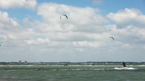 Πολλές Δραστηριότητες Kite Surfing Στην Παραλία Της Βαλτικής Θάλασσας Του — Αρχείο Βίντεο