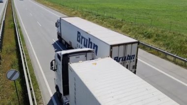 Kiel, Almanya - 19.Haziran 2021: Trafik sıkışıklığı sırasında bir köprüden A7 adı verilen Alman otoyoluna bakın