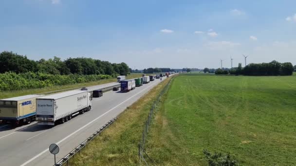 ドイツのキール 2021年6月19日交通渋滞時に橋からA7と呼ばれるドイツの高速道路で見る — ストック動画
