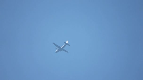 かすんで青い空を飛ぶすべての航空機 — ストック動画