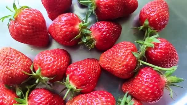 Mouvement Lent Une Fraise Tombant Sur Autres Fraises Sur Fond — Video