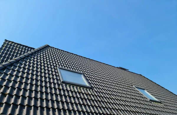 Fenêtre Toit Ouverte Style Velux Avec Tuiles Toit Noires — Photo